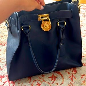 Large Michael Kors bag that’s in good condition. Navy blue color.